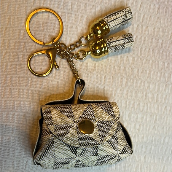 Stylish Black and White Woven Keychain Pouch Air Pod Case. - Picture 1 of 1